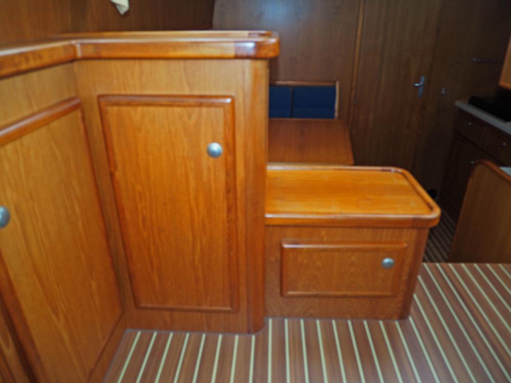Saloon, Accommodation